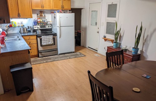Barrie Casa | Entire House: Single Story Bungalow
