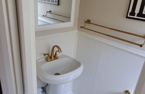 McKinney Cabaña | Charming 3-bedroom cottage in McKinney with A/C three blocks from the square.