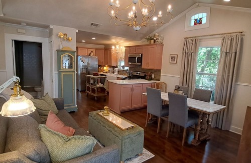 McKinney Cabaña | Charming 3-bedroom cottage in McKinney with A/C three blocks from the square.
