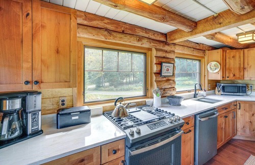 Wilmington Cabina | Cozy Log Cabin Near Mt Snow: Views, Modern Comfort