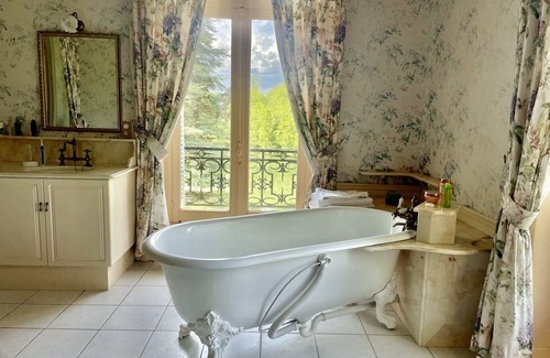 Hommes Cabaña | Private Pool House nestled within the magnificent Chateau grounds- Loire Valley.
