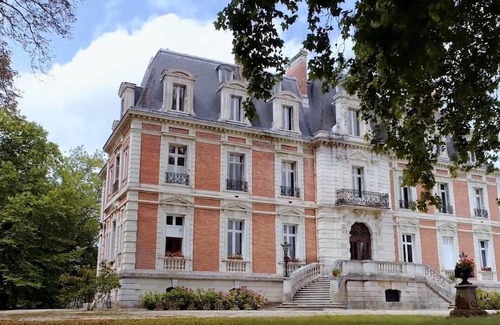 Hommes Cabaña | Private Pool House nestled within the magnificent Chateau grounds- Loire Valley.