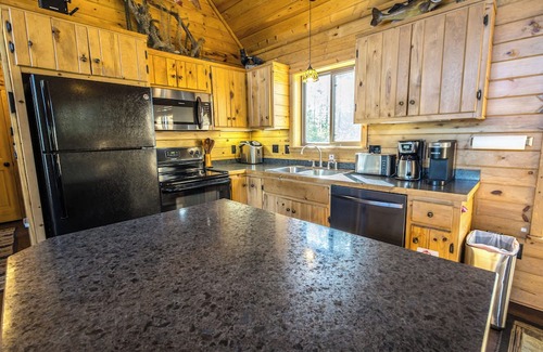 Stone Lake Cabina | Charming & Cozy Northwoods lakeside cabin steps from Little Sissabagama Lake