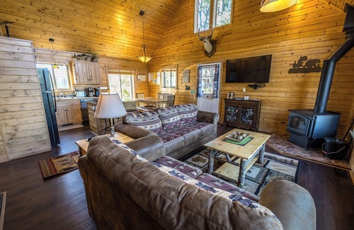 Stone Lake Cabina | Charming & Cozy Northwoods lakeside cabin steps from Little Sissabagama Lake