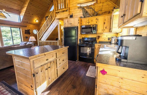 Stone Lake Cabina | Charming & Cozy Northwoods lakeside cabin steps from Little Sissabagama Lake