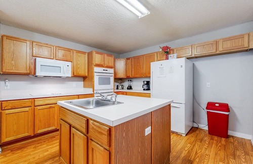 Northside Casa | Royal Retreat with enclosed yard and screened in back patio