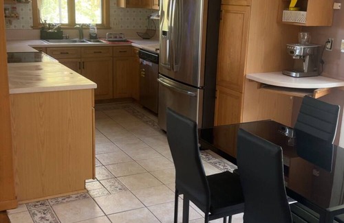 Springfield Casa | Spacious 4-bedroom house in charming Springfield with AC, fitness room