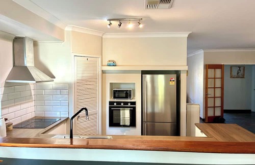 Heathridge Casa | Sun Soaked House close to Joondalup City and Beach