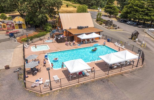 Willits Cabina | Mendocino Redwoods RV Resort