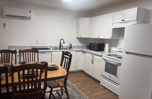 Mount Gay Apartamento | 2 bed 1 bath. sleeps 6 in Logan. Located near HMTS access points, dining, shops