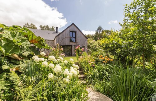 Les Moitiers-d'Allonne Cabaña | Casa Encantadora a Orillas del Río con Jardín