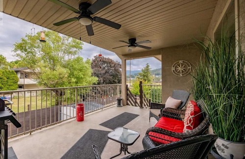 Black Mountain Casa | Kelowna full level luxury 31 minutes to big white ski lifts 16 minute to airport