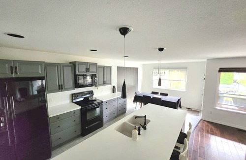 Black Mountain Casa | Kelowna full level luxury 31 minutes to big white ski lifts 16 minute to airport
