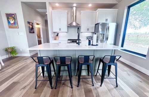 Clifton Otro | Modern Farmhouse Guesthouse with Stunning Views near Palisade