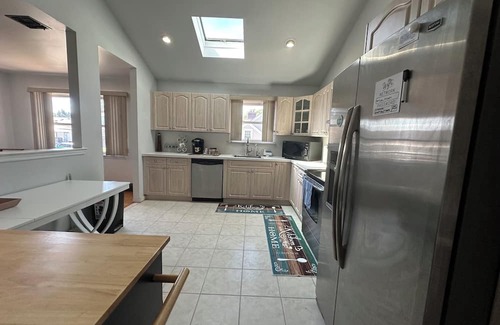 Alden Manor Casa | 2BR PRIV ENTRY 2nd floor of house in quiet neighborhood, close to everything!!