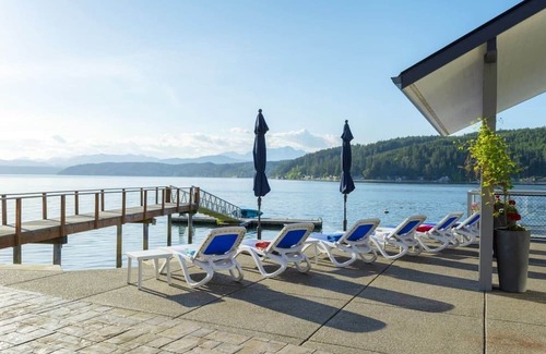 Union Casa | Walls of Glass at Hood Canal Resort in Union, WA -Pet Friendly