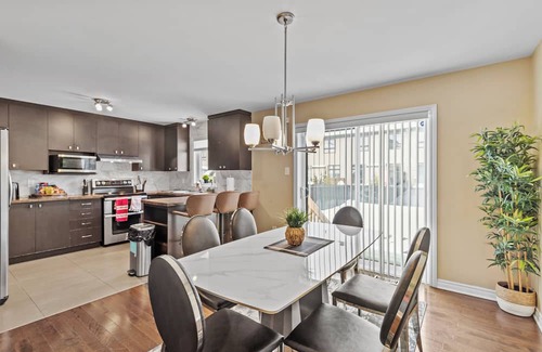 Plateau Casa | Peaceful and Spacious townhome with King Bed - 15 min from downtown Ottawa