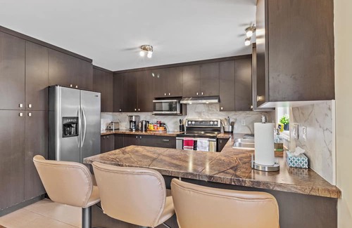 Plateau Casa | Peaceful and Spacious townhome with King Bed - 15 min from downtown Ottawa