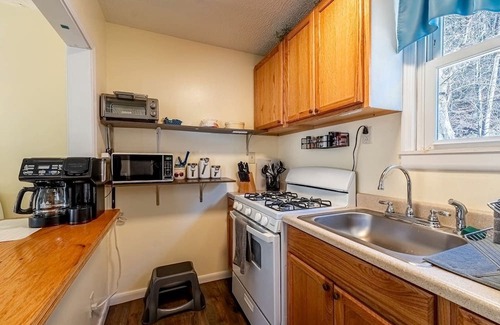 True Cabaña | Quaint Cozy Cottage Perfect for a Peaceful Getaway in West Virginia