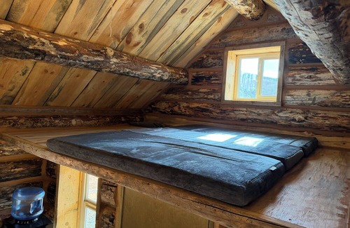 Torrey Cabina | Pioneer Cabin at Lion Mountain Retreat on 10 Acres Surrounded by Public Land