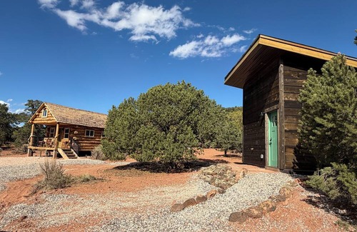 Torrey Cabina | Pioneer Cabin at Lion Mountain Retreat on 10 Acres Surrounded by Public Land