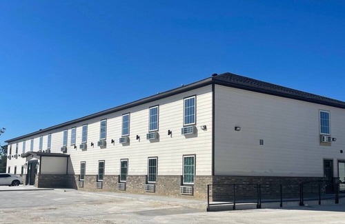 Sulphur Casa | Double Queen Bedroom with Kitchen