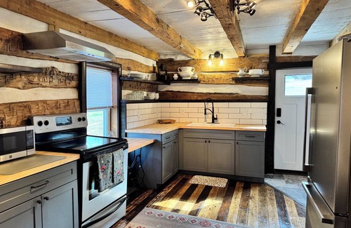 Orrtanna Otro | Civil War-era Log Farmhouse near Historic Gettysburg for 8 Guests