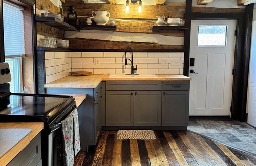 Orrtanna Otro | Civil War-era Log Farmhouse near Historic Gettysburg for 8 Guests