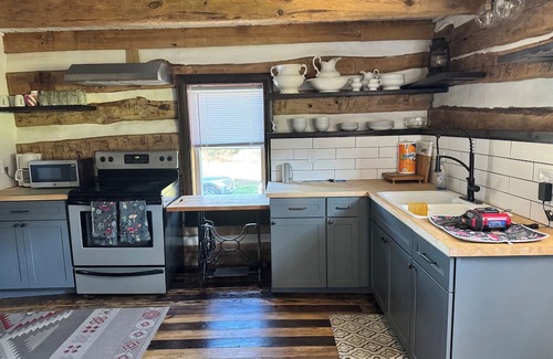 Orrtanna Otro | Civil War-era Log Farmhouse near Historic Gettysburg for 8 Guests