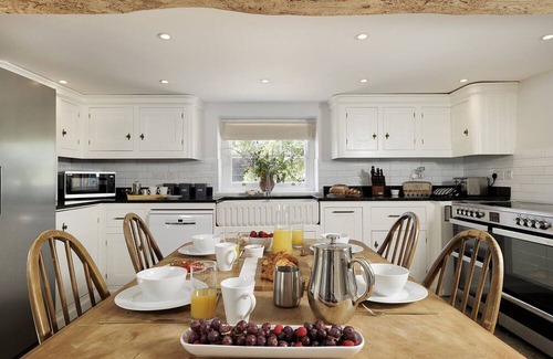 Lechlade Cabaña | Spacious dog friendly Cotswold holiday retreat with a hot tub - Green Farm Haven