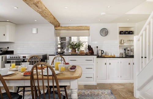 Lechlade Cabaña | Spacious dog friendly Cotswold holiday retreat with a hot tub - Green Farm Haven