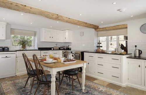 Lechlade Cabaña | Spacious dog friendly Cotswold holiday retreat with a hot tub - Green Farm Haven