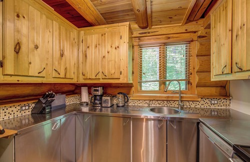 Waltham Cabina | Natural Stone Loghouse