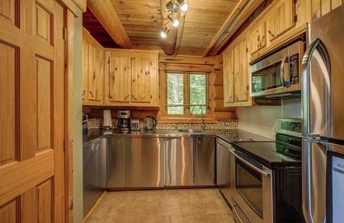 Waltham Cabina | Natural Stone Loghouse