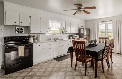 Goodville Casa | Cottage On Main | Playground + Fire Pit!