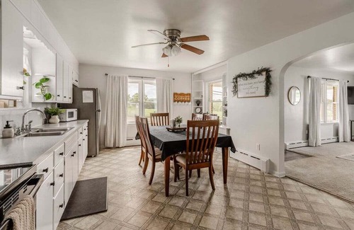 Goodville Casa | Cottage On Main | Playground + Fire Pit!