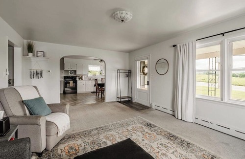 Goodville Casa | Cottage On Main | Playground + Fire Pit!