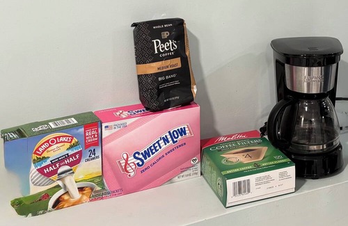 Watertown Apartamento | Lower-level, a Double bed, shared bath & kitchen