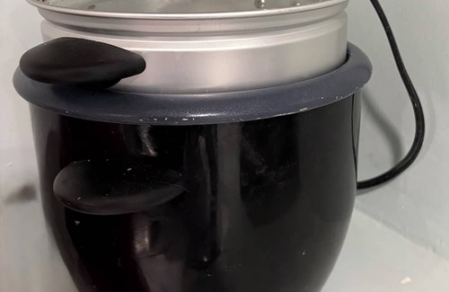 Watertown Apartamento | Lower-level, a Double bed, shared bath & kitchen