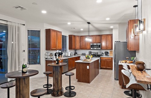 Tamaron Villa | Bora Bora! Pool, Spa, Pickleball, Theater, Firepit