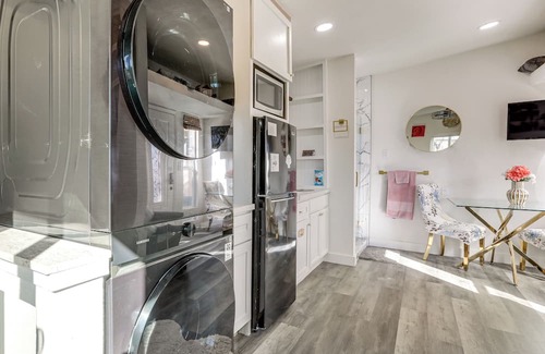 Rio Linda Apartamento | Solo Escape w/Hot Tub! 10 Mi to Dtwn Sacramento