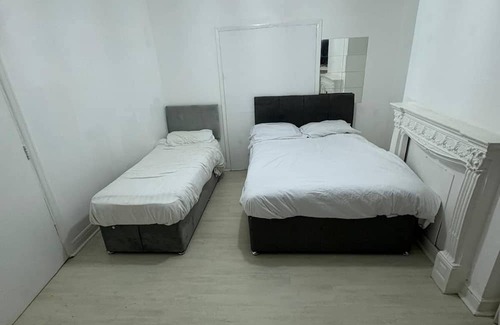 Wolverhampton Hotel | Double budget shared bathroom