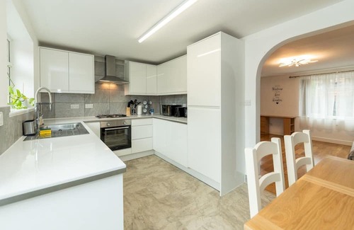 Tilehurst Casa | Pass the Keys | Bright House with Smart TV & Home Comforts