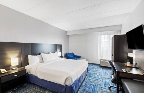 East Texas Hotel | Affordable Luxury Room with Modern Touches Near Fun Activities - Free Breakfast!