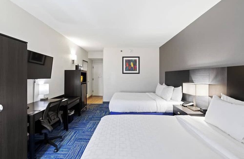 East Texas Hotel | 2 Affordable Modern Rooms Minutes from Dorney Park and Wildwater Kingdom