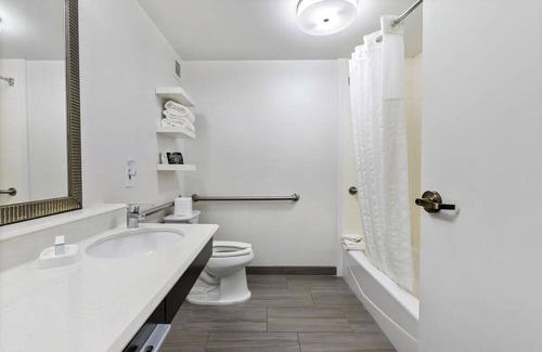 East Texas Hotel | Bring Up To 2 Furry Friends! Room Near Dorney Park and Wildwater Kingdom!