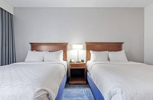 East Texas Hotel | Bright Room with 2 Queens Perfect for Family Trips to Lehigh Valley Zoo