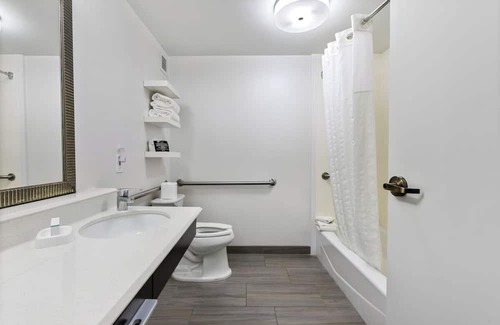 East Texas Hotel | 4 Family-Friendly Rooms with Indoor Heated Swimming Pool Near Lehigh Valley Zoo