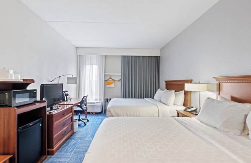 East Texas Hotel | 4 Family-Friendly Rooms with Indoor Heated Swimming Pool Near Lehigh Valley Zoo