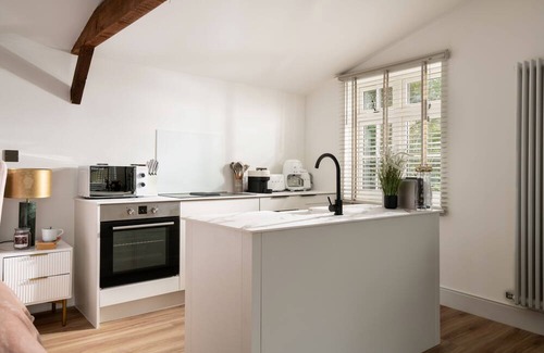 Blandford Saint Mary Apartamento | STARGAZE - UNIQUE STAY | SLEEPS 2 | HOT TUB | BBQ | PATIO | WI-FI